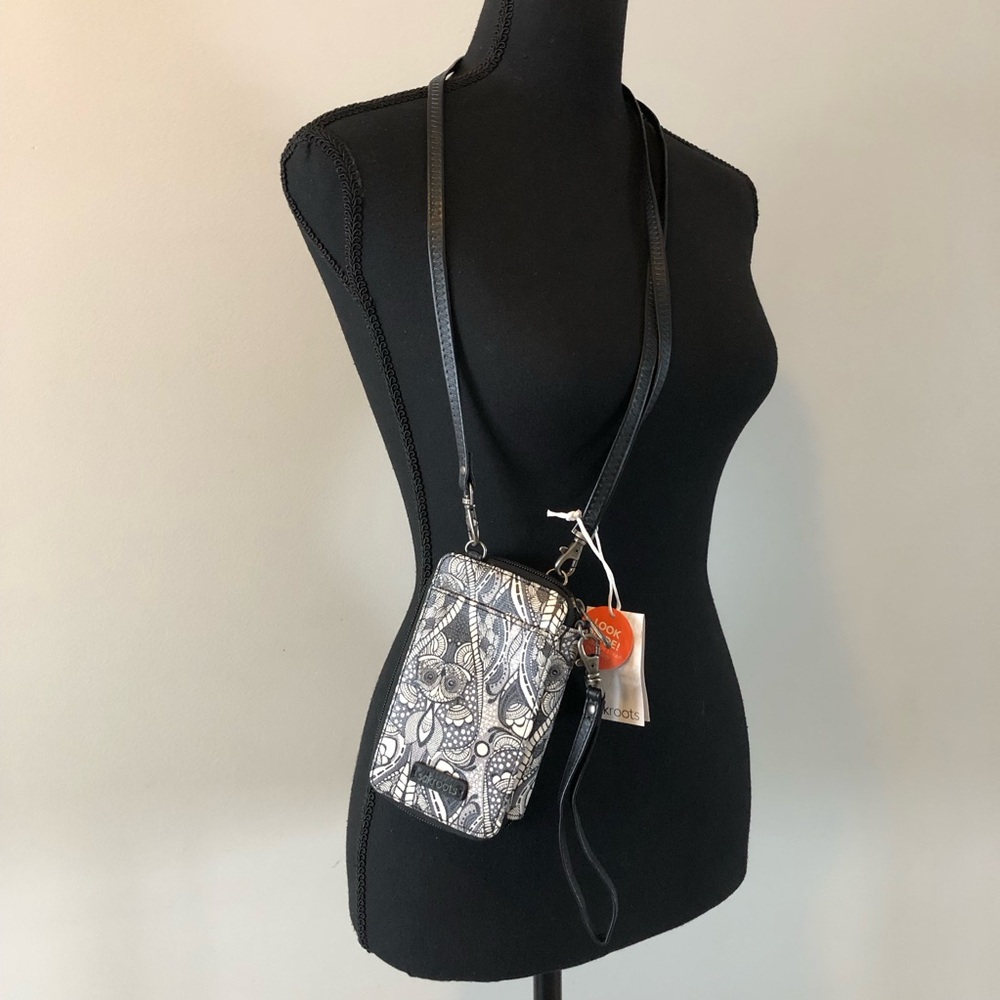 Women’s Sakroots Phone Wristlet/Crossbody Artist Circle Owl Black & white